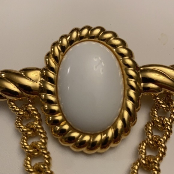 VTG Monet oval white enamel stone framed in gold tone frame/bar w/hanging chain - Picture 2 of 8